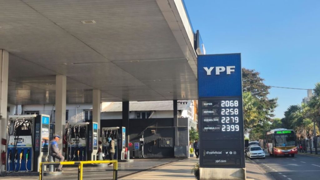 Los precios de los combustibles resisten la suba del petróleo, ¿por cuánto tiempo?