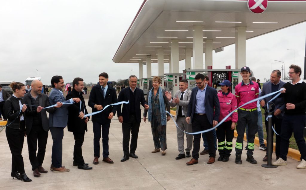AXION energy inauguró una mega estación sobre la Ruta Nacional 19 y anticipó un innovador parador para camioneros