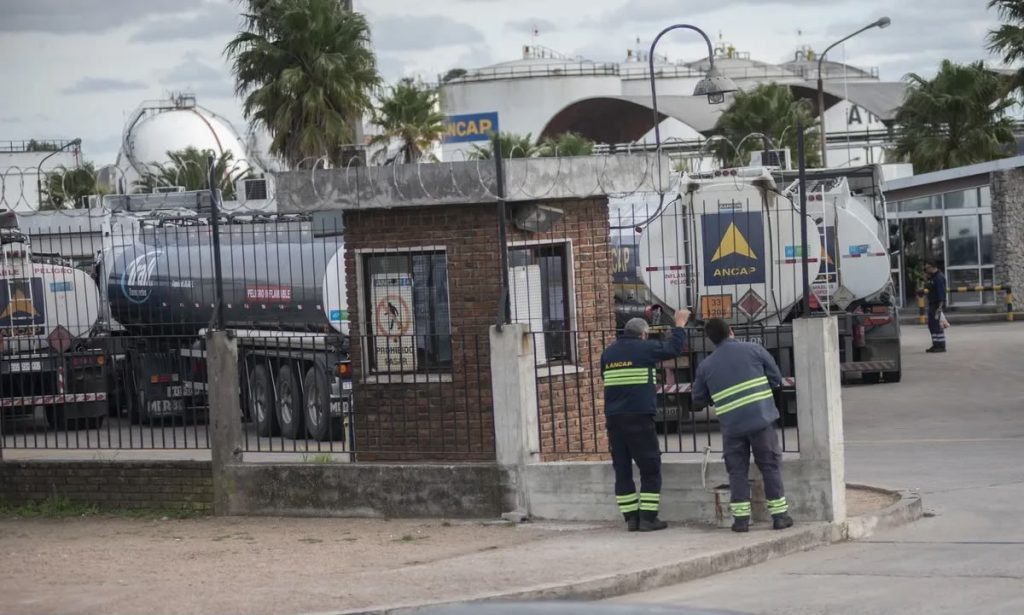 El paro en La Tablada ya recorta los despachos y las estaciones temen por el próximo feriado