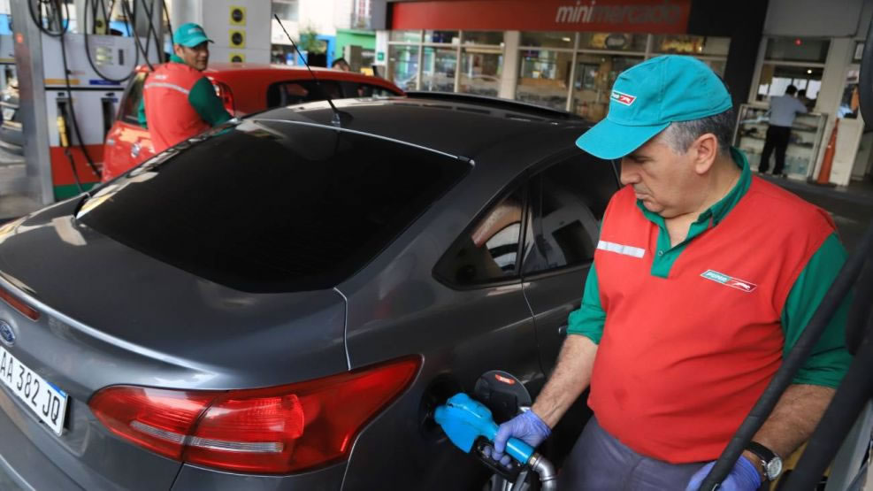 Cómo evolucionó la relación entre el salario de los playeros y la nafta en los últimos cinco años