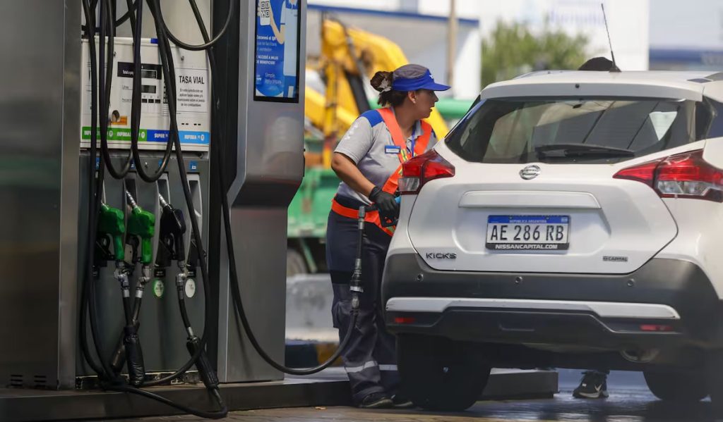 Cuánto podrían subir la nafta y el gasoil si el Gobierno aplica los impuestos pendientes