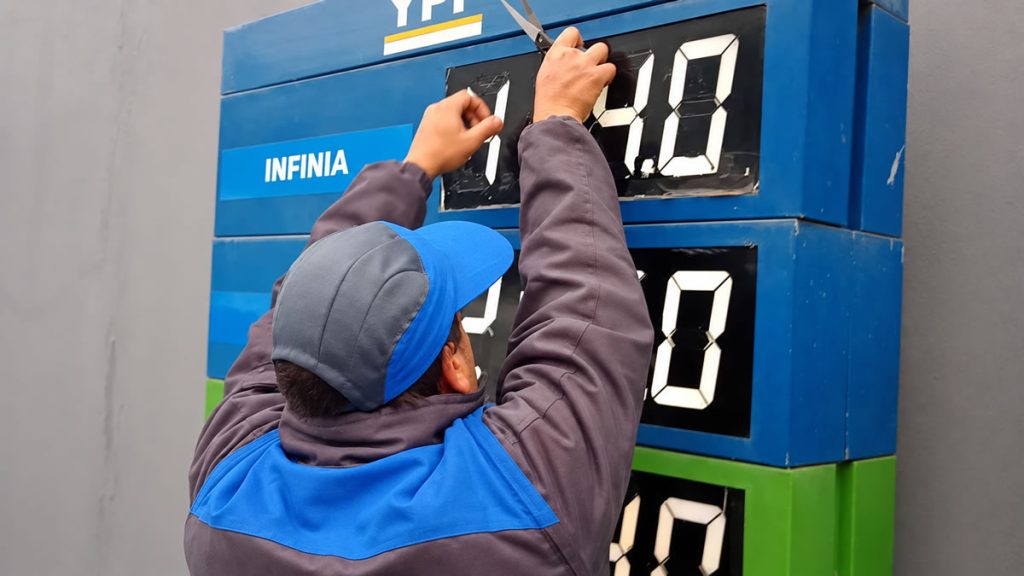 Cuánto deberían costar la nafta y el gasoil en noviembre si se aplicaran los impuestos pendientes