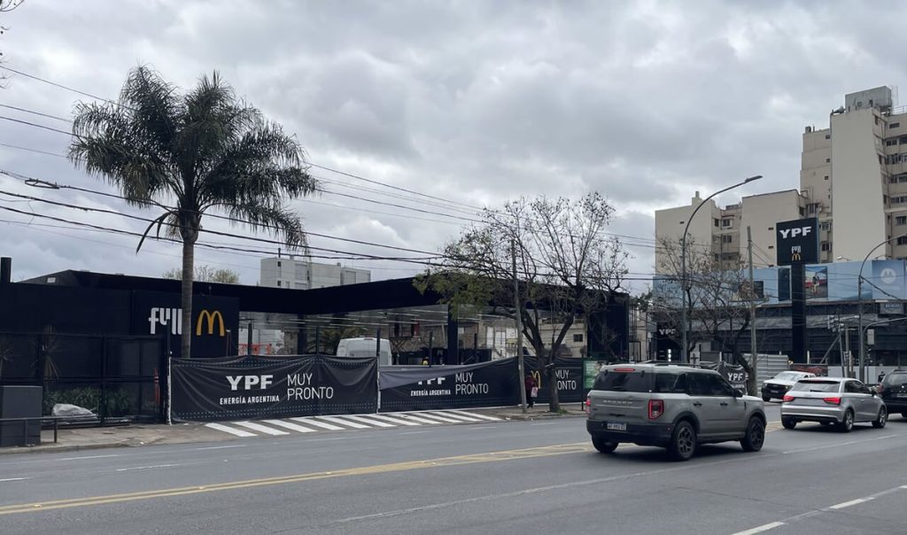 De la hamburguesa al surtidor: Hoy YPF inaugura su primer McDonald’s en Argentina
