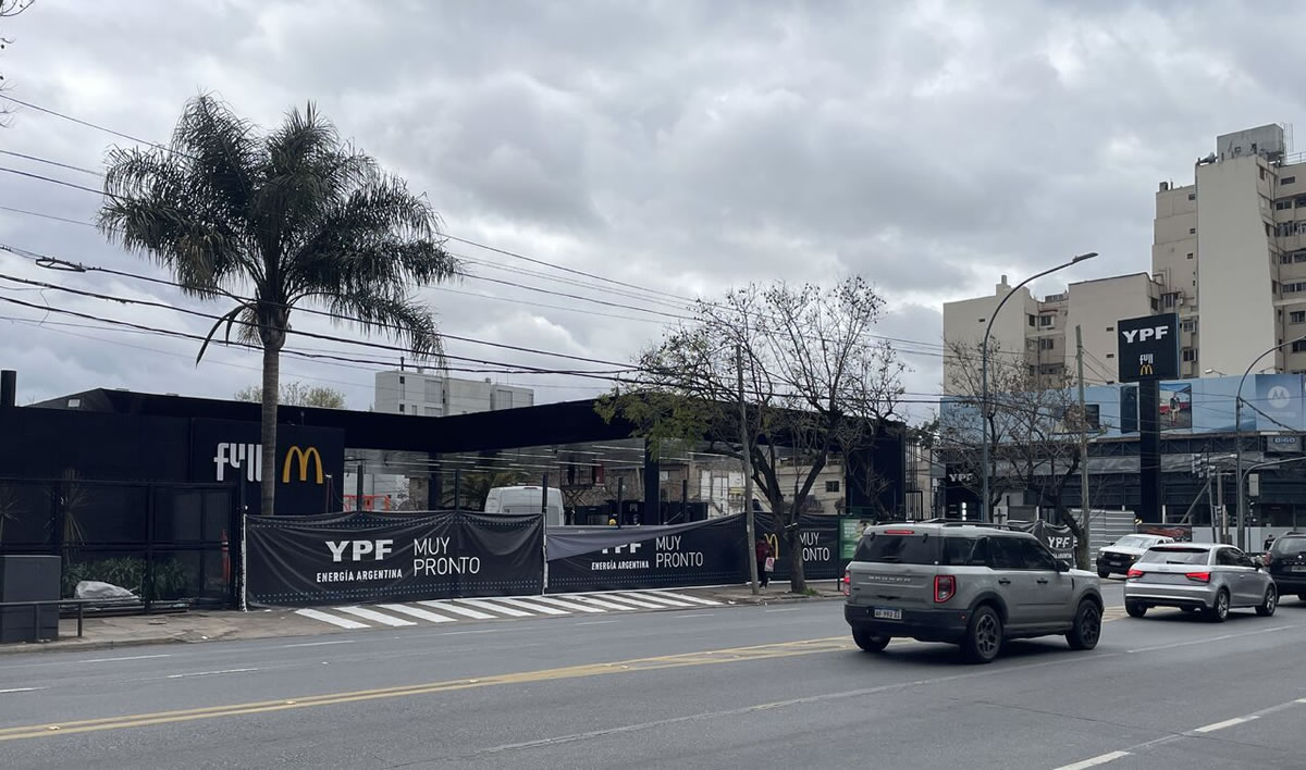 De la hamburguesa al surtidor: YPF inaugura su primer McDonald’s en Argentina