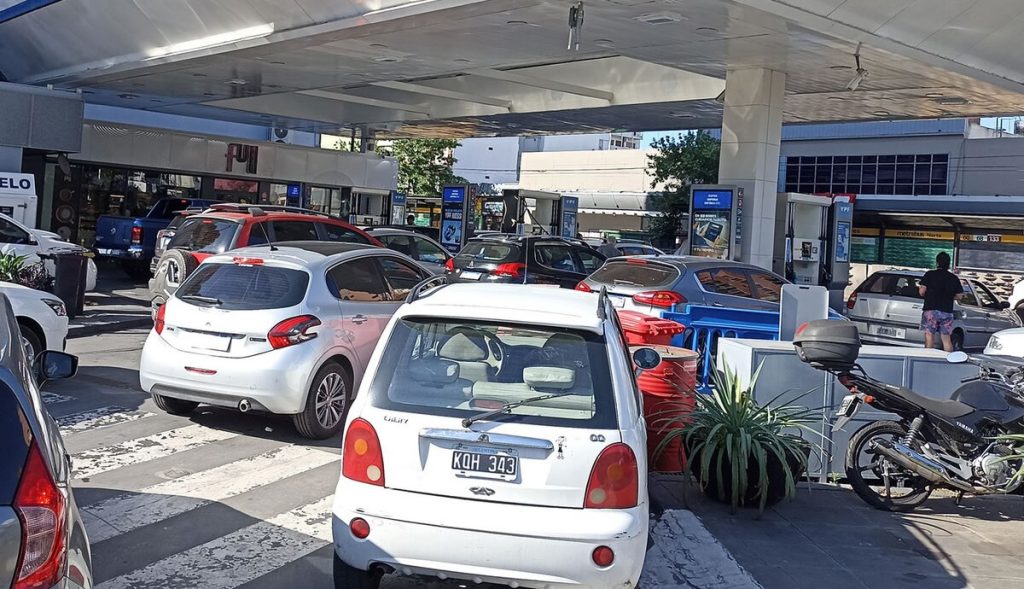 En los últimos 25 años el parque automotor se duplicó pero hay casi 800 Estaciones de Servicio menos