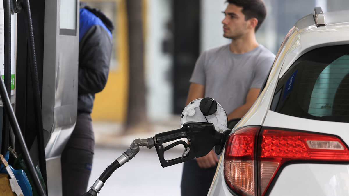 La caída del consumo de combustibles inquieta a los estacioneros y acelera la búsqueda de alternativas para crecer
