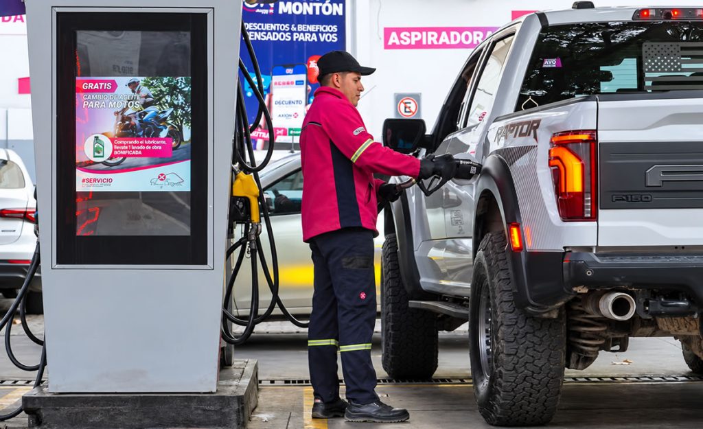 Las ventas de combustibles volvieron a crecer y cortaron siete meses de caídas