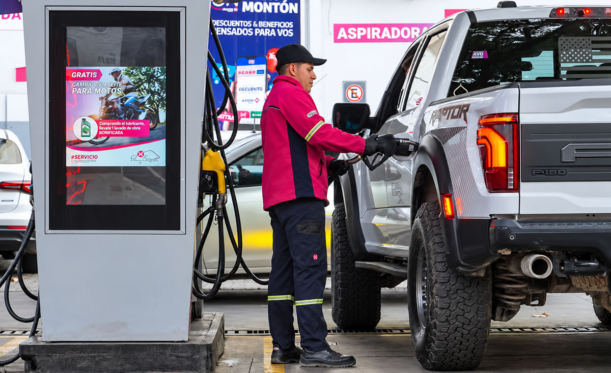 Las ventas de combustibles volvieron a crecer y cortaron siete meses de caídas