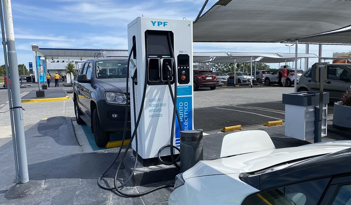 Tras el anuncio de YPF y Tesla, qué deben evaluar las estaciones antes de instalar cargadores